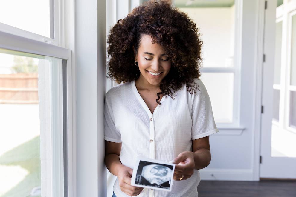 woman_pregnant_ultrasoundimages_window