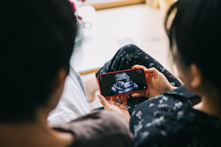 woman_viewing_baby_on_phone_portable_ultrasound