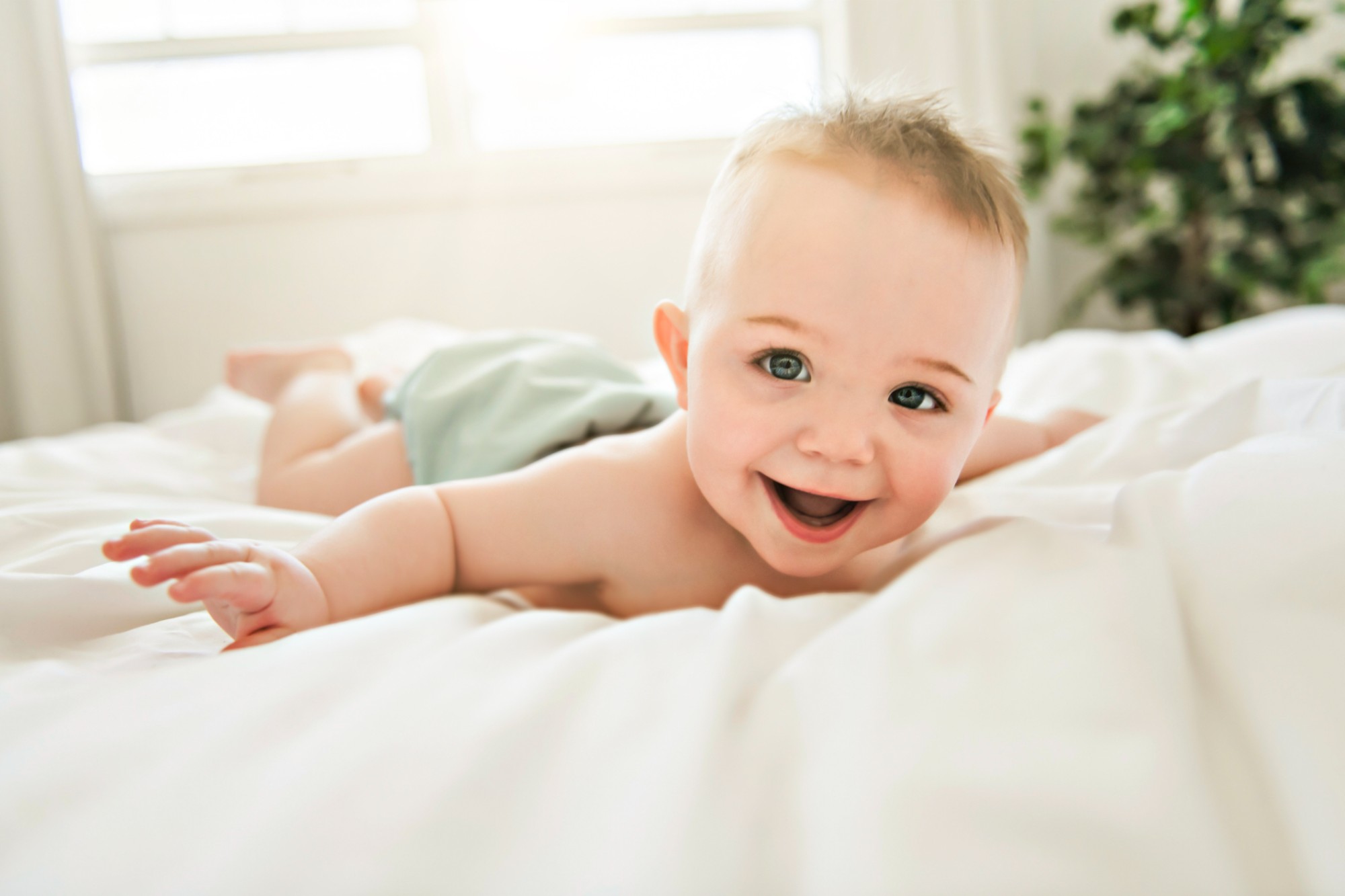 baby_smiling_planking_on_bed_bright (1)